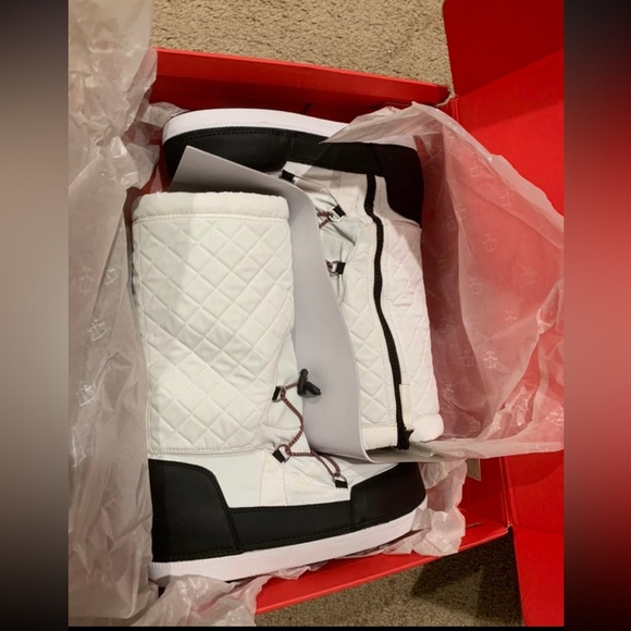 White Hunter Snow Boots - Picture 1 of 12